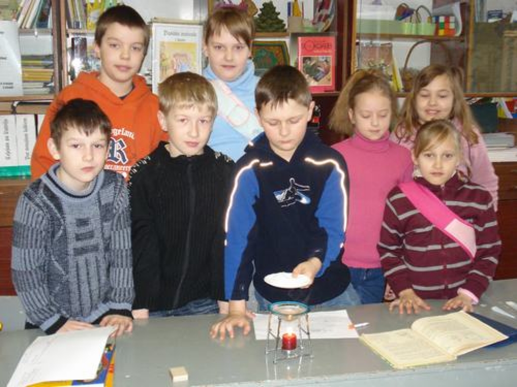 Mazie zinātnieki. Jaunāko klašu skolēni veic eksperimentu ar ūdeni: no kreisās: Linards Akula, Reinis Eiduks, Dāvis Bēms, Renāte Bojere, Agnija Katkēviča, Megija Lazdiņa, aizmugurē — Rinalds Paļčevskis un Daira Melbārde.