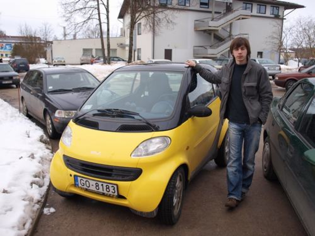 MAZS UN EKONOMISKS. Kaspars Ādams ar savu braucamo ir ļoti apmierināts.