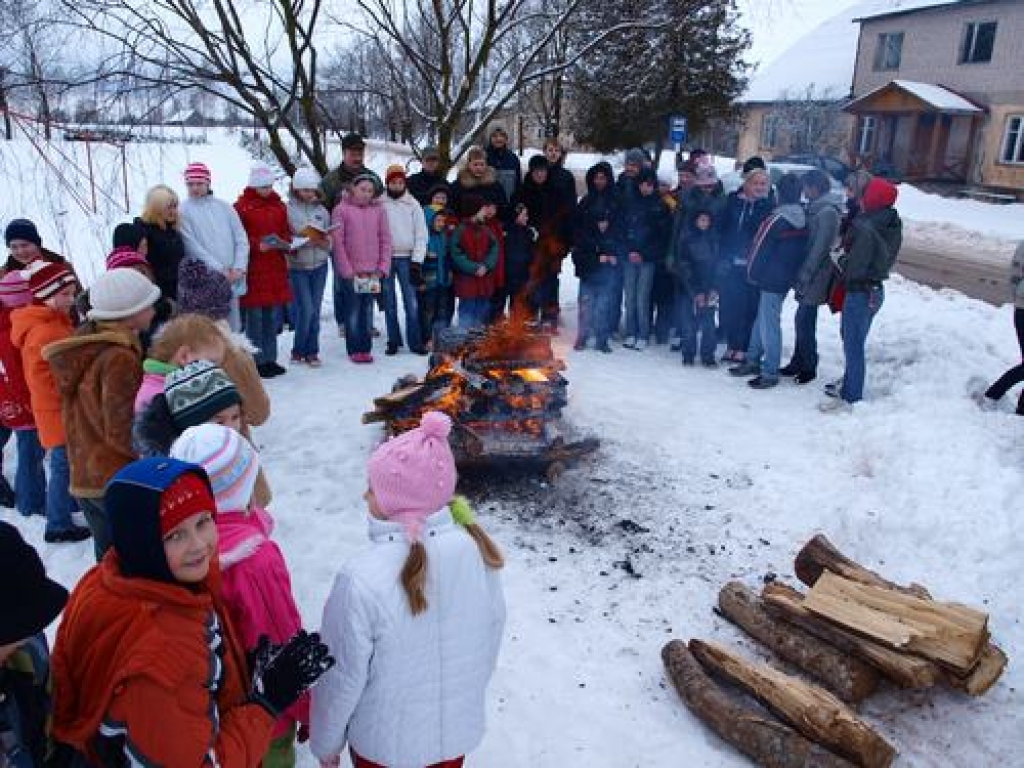 VIENOJOŠS SPĒKS. Ugunskurs liesmo arī pie Odzienas pamatskolas.