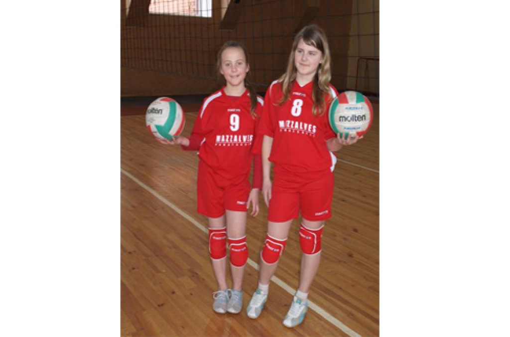 JAUNAS. Annija Grenciņa—Grencione (no kreisās) un Liene Ivanova demonstrē jaunos formastērpus. 