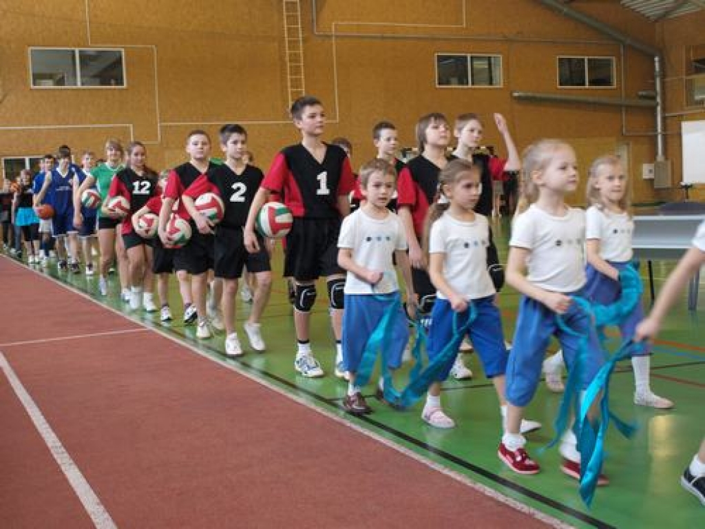 JAUNIE SPORTISTI soļo sporta centra atklāšanas parādē.