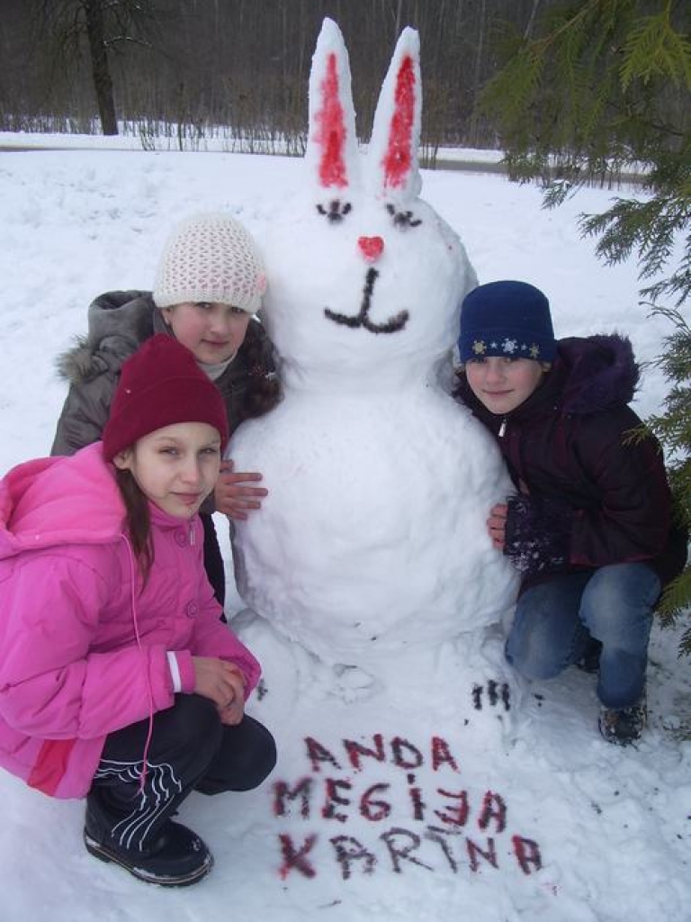 Sniega zaķis. Sunākstes pamatskolas 4. klases skolnieces Anda Priede (no kreisās), Megija Lavrinoviča un Karīna Čeriņa pie sava veidojuma.