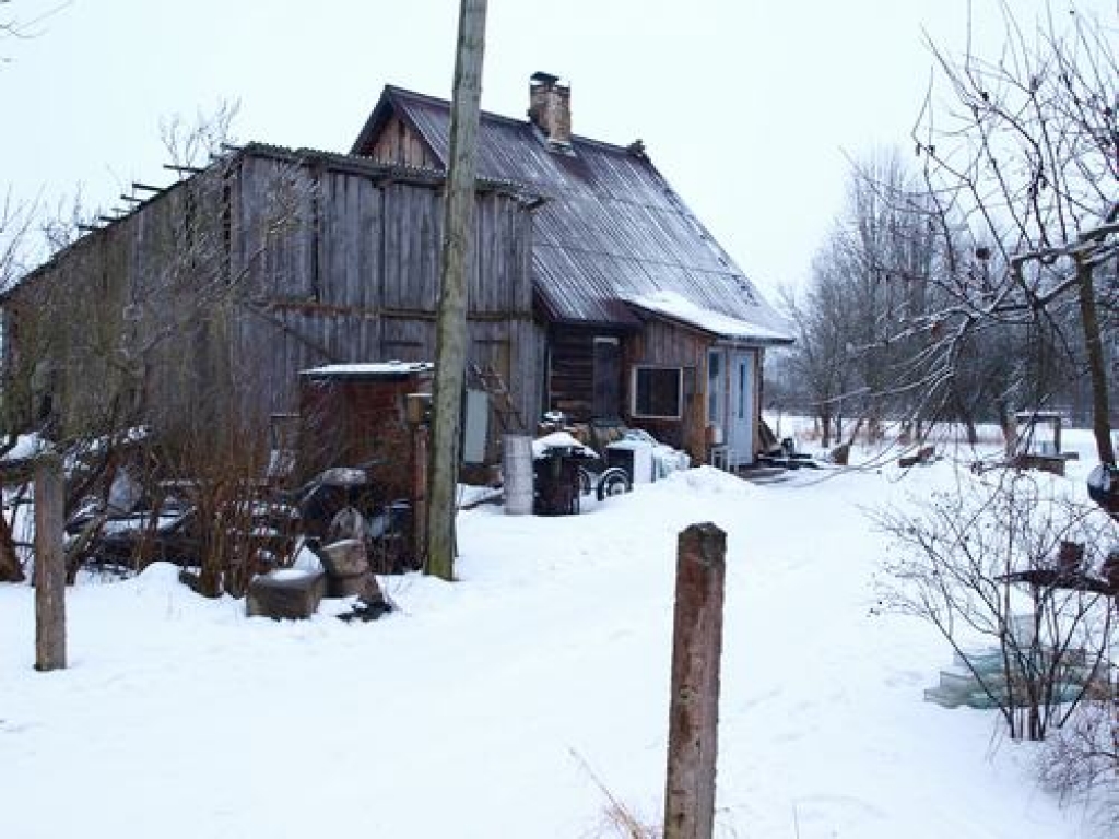 Tukša māja. “Meža Kuzmu” par notikušo traģēdiju liecina vien ar finiera plāksnēm aizklātie logi un caurums jumtā.    