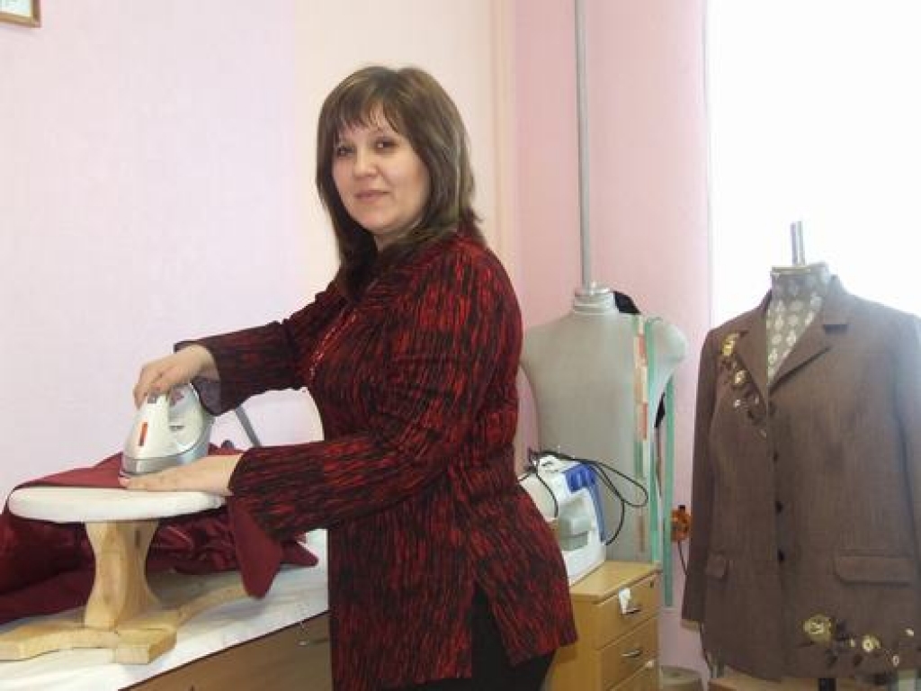 “Sievietes pasūta kostīmiņus darbam — tie ir ērti un daudzfunkcionāli,” teic Ināra Zvirgzdiņa.