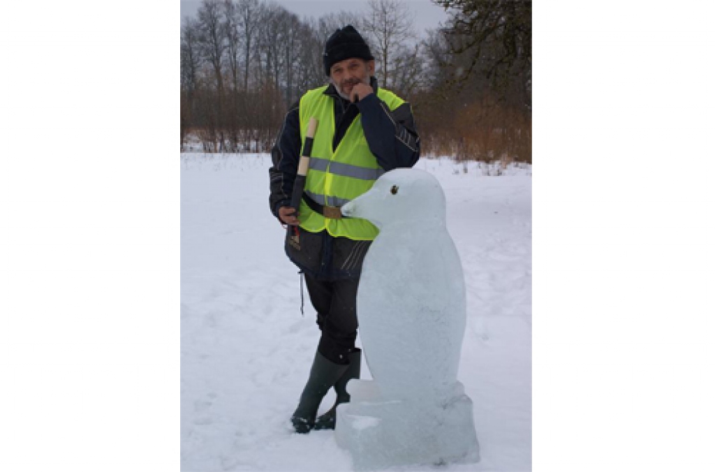 Kārtībai jābūt. Par kārtību ledus skulptūru “festivālā” rūpējās Pēteris Rozenbergs.