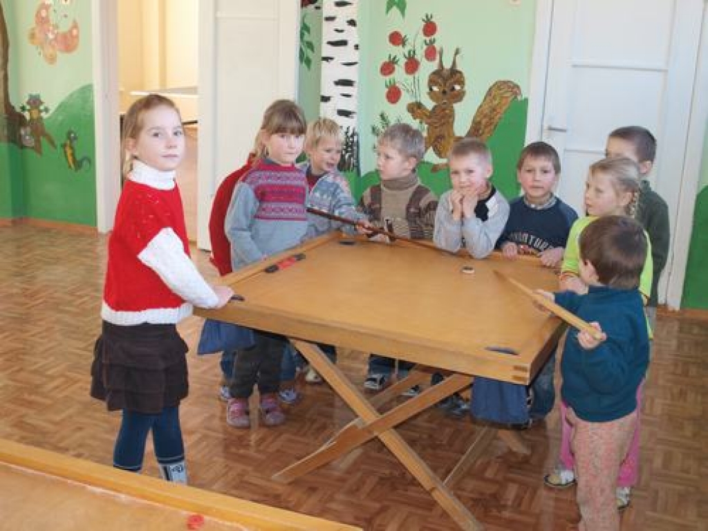 KAMĒR LIELO VĒL NAV, spēlēt novusu izmēģina paši jaunākie dienas centra bērni.