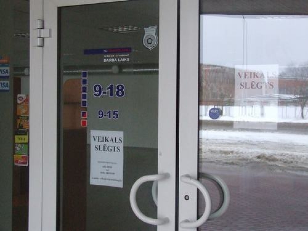 “Veikals slēgts”. Šāds paziņojums redzams daudzu bijušo veikalu skatlogos. 