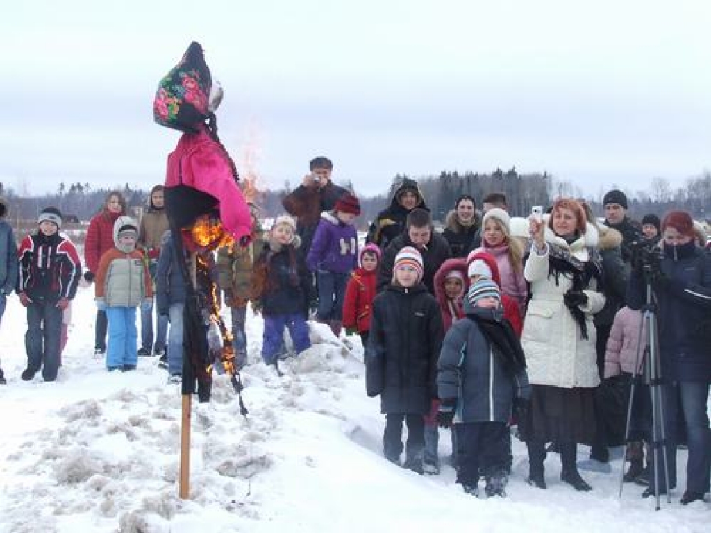 Atvadas. Masļeņicā ziemu simbolizē lelle, un tās sadedzināšana nozīmē atvadas no ziemas.