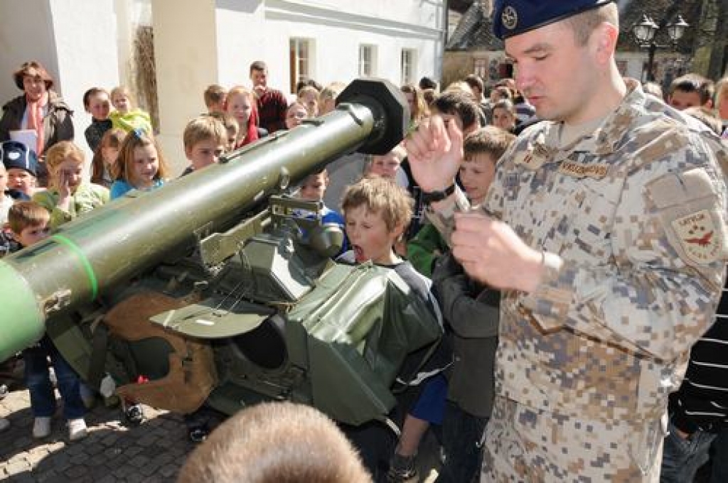 Tā kā filmā, tikai īsts. Par tuvās darbības raķetēm stāsta NBS kaprālis aizkrauklietis Viktors Kuzņecovs, kurš bijis vairākās NATO misijās 