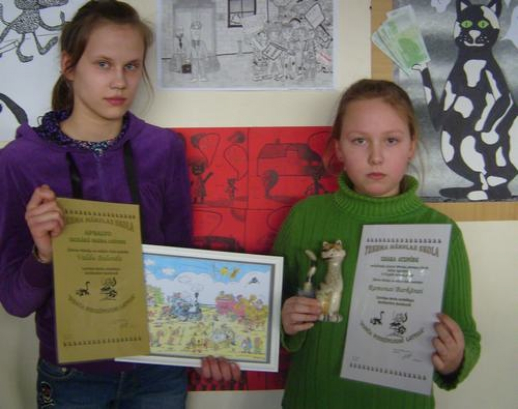 AR HUMORA IZJŪTU. Valda Balanda (no kreisās) un Ramona Barkāne.
Autors: Foto no Skrīveru mūzikas un mākslas skolas albuma