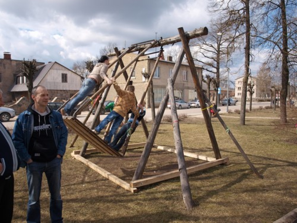 Jautrs Lieldienu pasākums šodien notika laukumā pie Pļaviņu kultūras mana. Pļaviņiešus priecēja vietējie deju kolektīvi. Bērni ripināja olas un šūpojās, bet tie, kas no rīta nebija paspējuši nokrāsot Lieldienu olas, to varēja izdarīt...
Autors: Indulis Burka