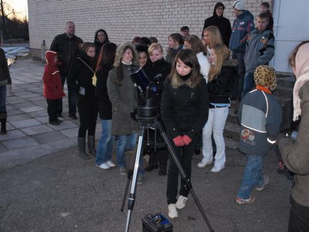 Skrīveru vidusskolas stadionā notika debess demonstrējumu seanss. Katram bija iespēja ar teleskopu palūkoties zvaigznēs un rūpīgi apskatīt Mēness krāterus. Kāda pusaudze, tik tuvu ieraugot Mēness virsmu iesaucās: 