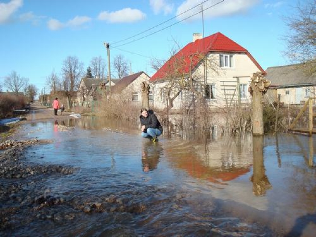 Vakar Skrīveros no krastiem izgāja visas upītes, appludinot ne tikai pļavas, bet arī dārzus, pagalmus un ielas.
