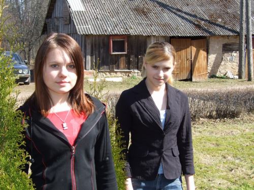 Dalībnieces. Projekta “Meža vērtības un vēsture” dalībnieces 9. klases skolnieces Mairita Tišonoka (no kreisās) un Aija Višņevska.