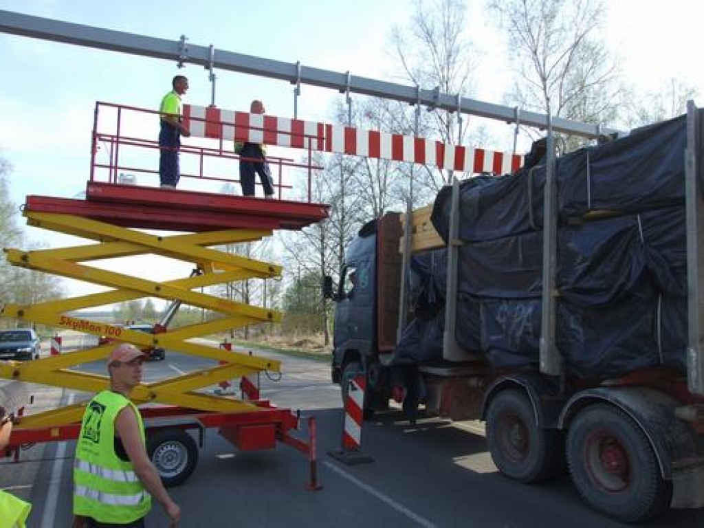 Pirmā iesprūdusī. Automašīnas, kas augstākas par 4,20 metriem, tālāk netiks. 