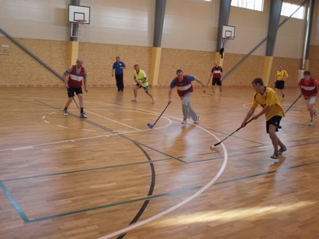 FINĀLS. Aizkraukles novada ģimnāzijas skolotāju komandas “Ovečkins” vārtiem uzbrūk Daudzeses vīru komandas spēlētāji.