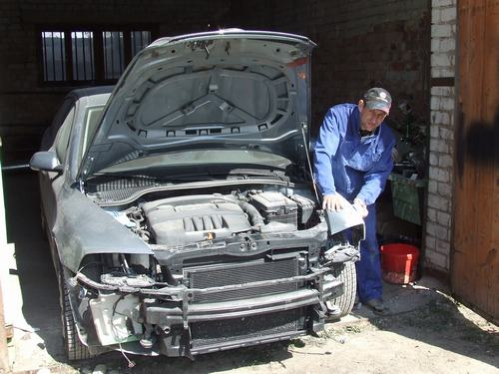 Strādā atbildīgi. Meistars Andris Mūrnieks specializējies automašīnu krāsošanā.