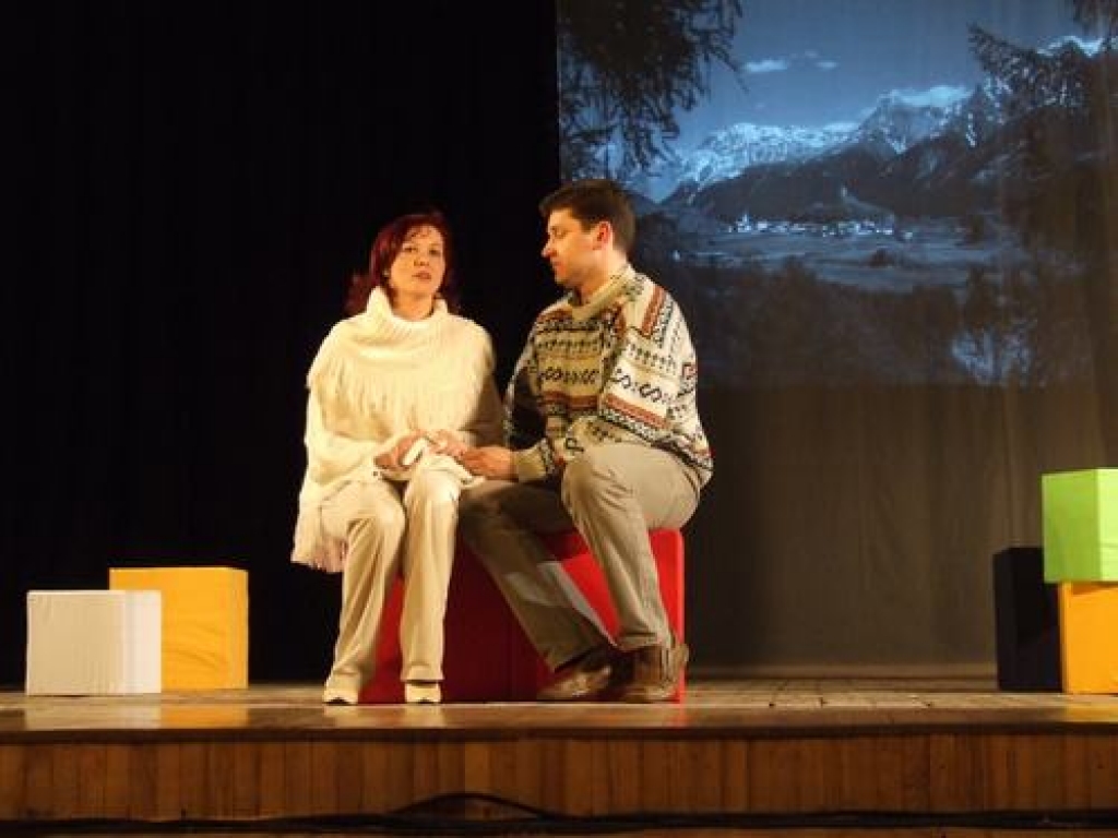 Skats no Skrīveru amatierteātra izrādes “Trīs draugi”. No labās: Uldis Dzērve un Aija Ieleja.