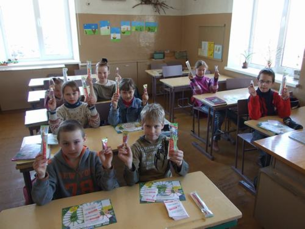Laba zobupasta. Seces pamatskolas 2. klases skolēni priecājas par dāvanām.    