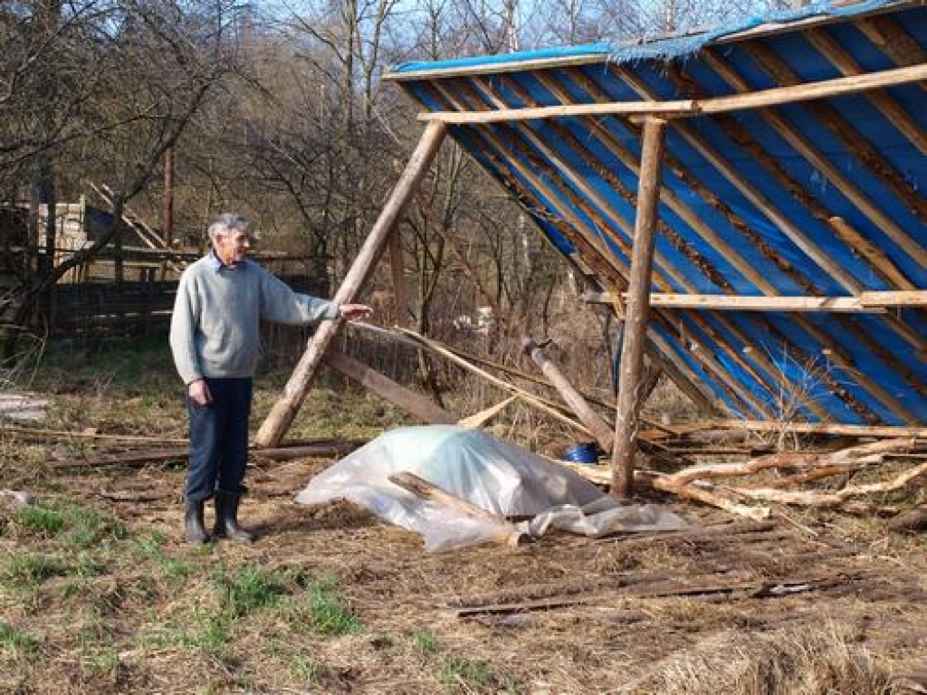 BŪS JĀATJAUNO. Pēteris Kolosovs teic, ka nu siena nojume būs jāceļ no jauna.  