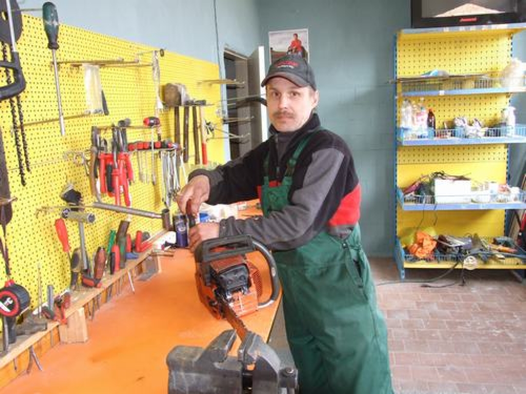 Pieredzējis meistars. IK “Paula B” servisa meistars Raivis Urlovskis tehniku remontē jau divpadsmit gadu. 