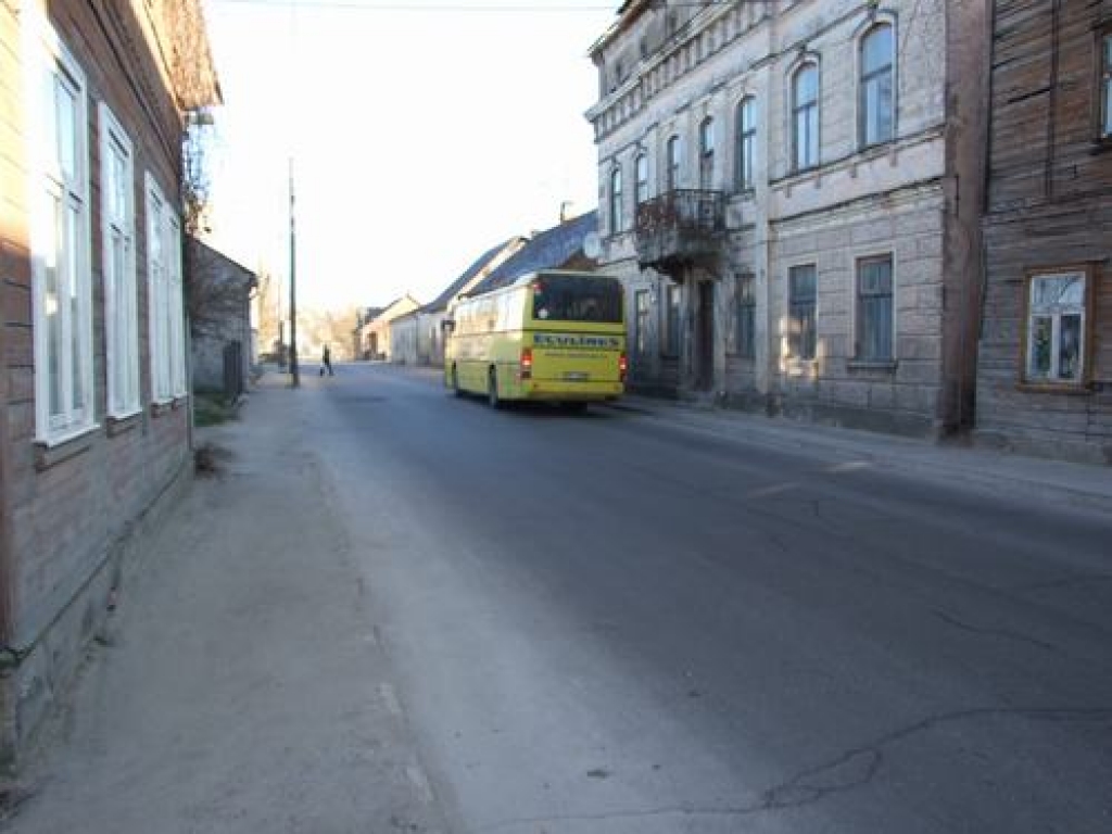 Pa Jēkabpils ielu bruc ne tikai sabiedriskais transports, bet arī smagā tehnika, kuras dēļ pamatīgi cieš ēku pamati. 