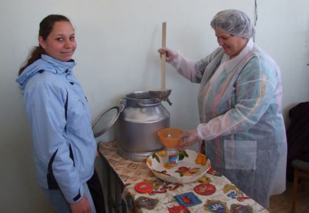 Katru dienu silta vira. Zupas virtuves kuratore Vanda Censone (pa labi) piepilda jaunjelgavietes Evitas Stepanovas līdzpaņemto trauku.