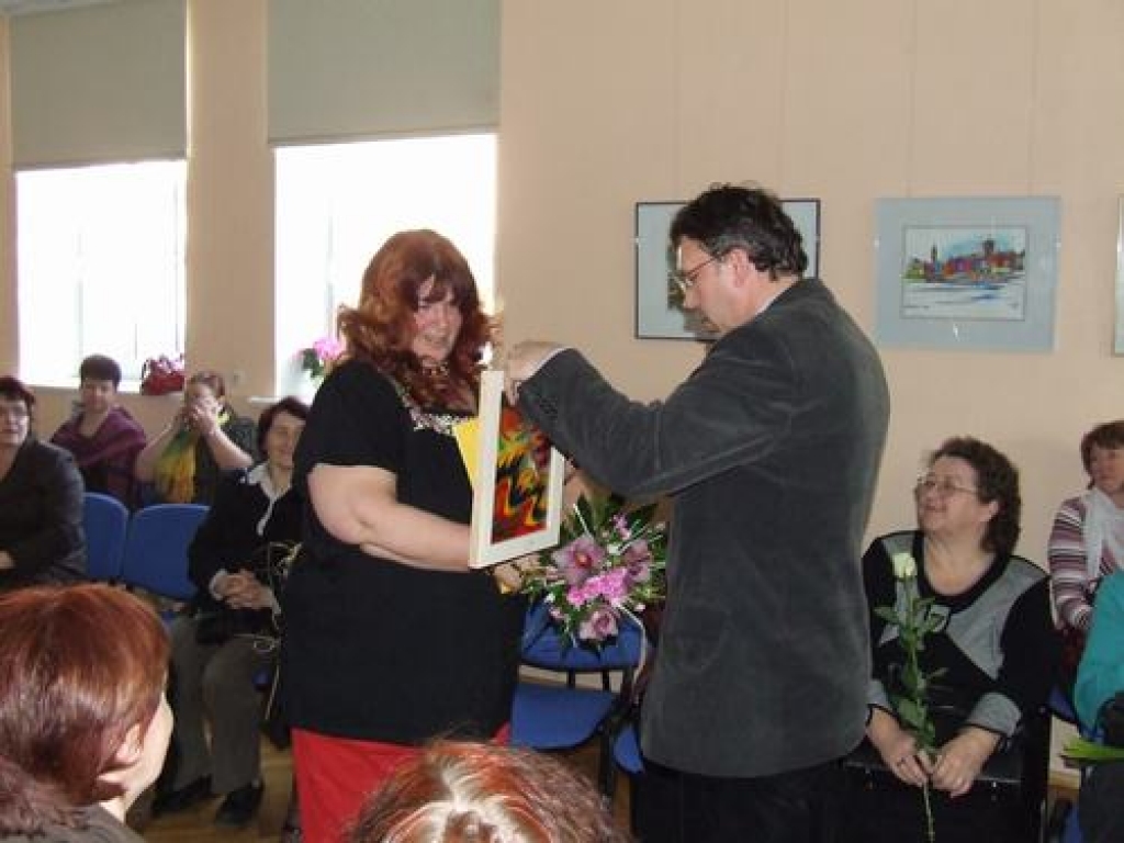 Dāvana no sirds. Mākslinieks Ziedonis Bārbals no Jēkabpils Aizkraukles mākslas skolas direktorei Taigai Kalvišķei pasniedz dāvanu — gleznojumu uz stikla.