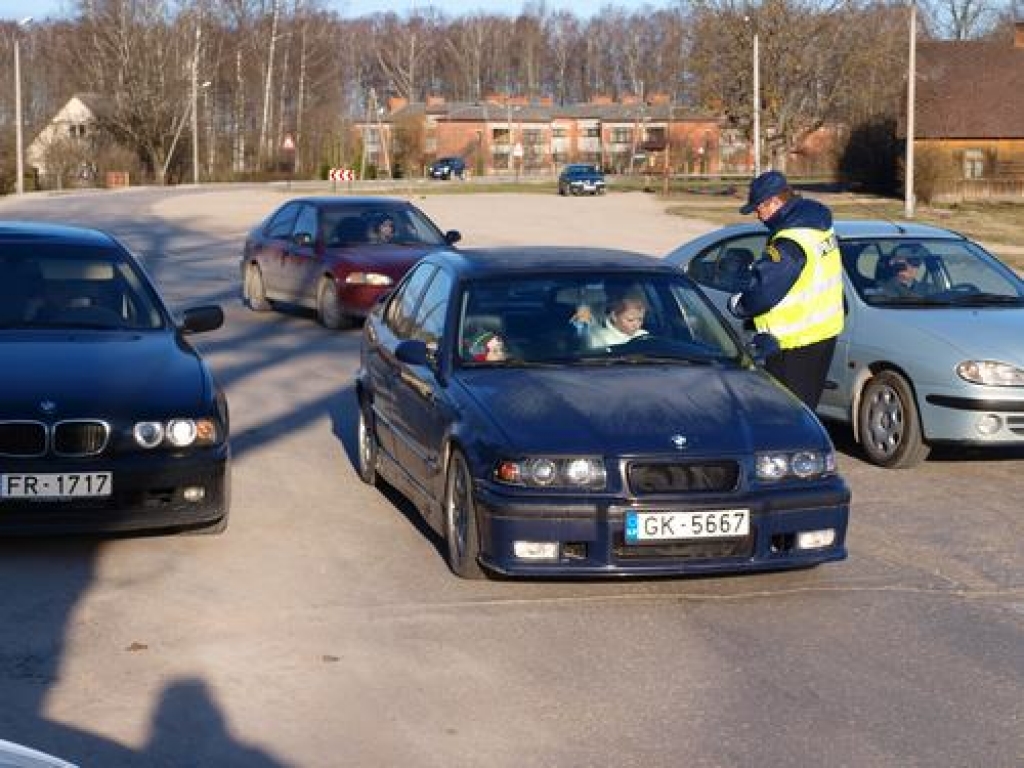 VISS KĀRTĪBĀ. Ceļu policijas inspektors Mareks Bērziņš pārbauda kārtējo automašīnu. 