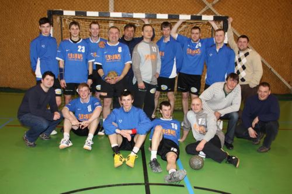 SKRĪVERIEŠI PALIEK AUGSTĀKAJĀ LĪGĀ. Pirmajā rinda no kreisās: K. Jansons, E. Kiršteins, J. Ulmis, K. Strazdiņš, A. Litovskis, J. Beinārs, G. Muižnieks. Otrajā rindā no kreisās: K. Dumpis, A. Aņisimovs, A. Kļaviņš, A. Peško, A. Rakstiņš, K. Kažociņš, J. Kļaviņš, M. Groza, J. Sakss, U. Dronka. Komandā spēlēja arī J. Ielejs, R. Šidlovskis, J. Leimanis.