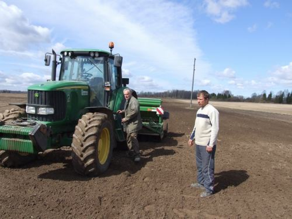 Nav laika daudz pļāpāt. Kooperatīvās sabiedrības “Aizkraukle — A” vadītājs Flemmings Utofs Jensens un traktorists Juris Reboks mazā atelpas brīdī.