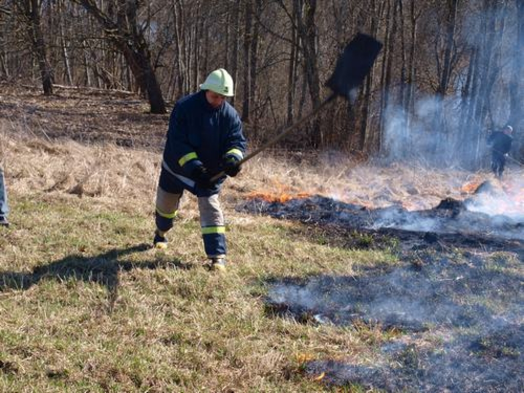 APTURĒS. Ugunsdzēsējs Zigmārs Savokins dzēš liesmas.