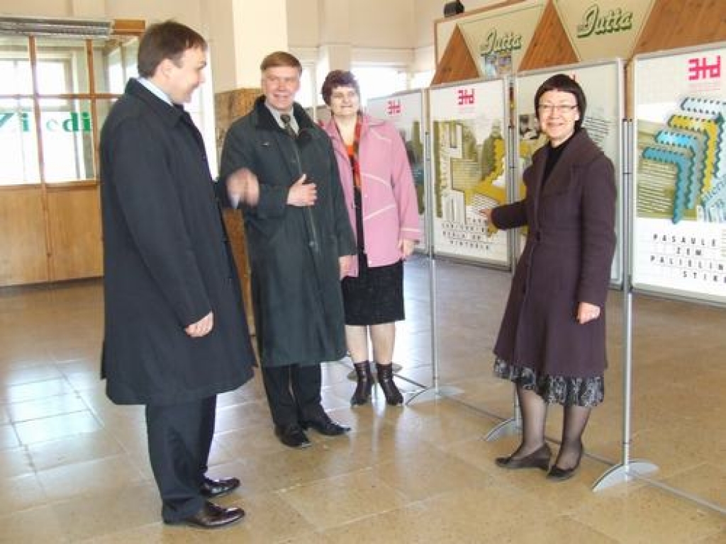 Bibliotēkām ir nākotne. Projekta “Trešais tēva dēls” komunikācijas vadītāja Sandra Vīgante (no labās) stāsta par informatīvo izstādi. No kreisās: valsts aģentūras “Kultūras informācijas sistēmas” direktors Armands Magone, sabiedrisko attiecību aģentūras “PR Stils” projektu direktors Edžus Vējiņš un Aizkraukles pilsētas bibliotēkas direktore Valentīna Laizāne.