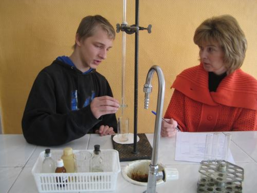 Kārtējais eksperiments. Jānis Cepurītis un viņa ķīmijas skolotāja Viktorija Trukša nopietni gatavojās valsts olimpiādei.
