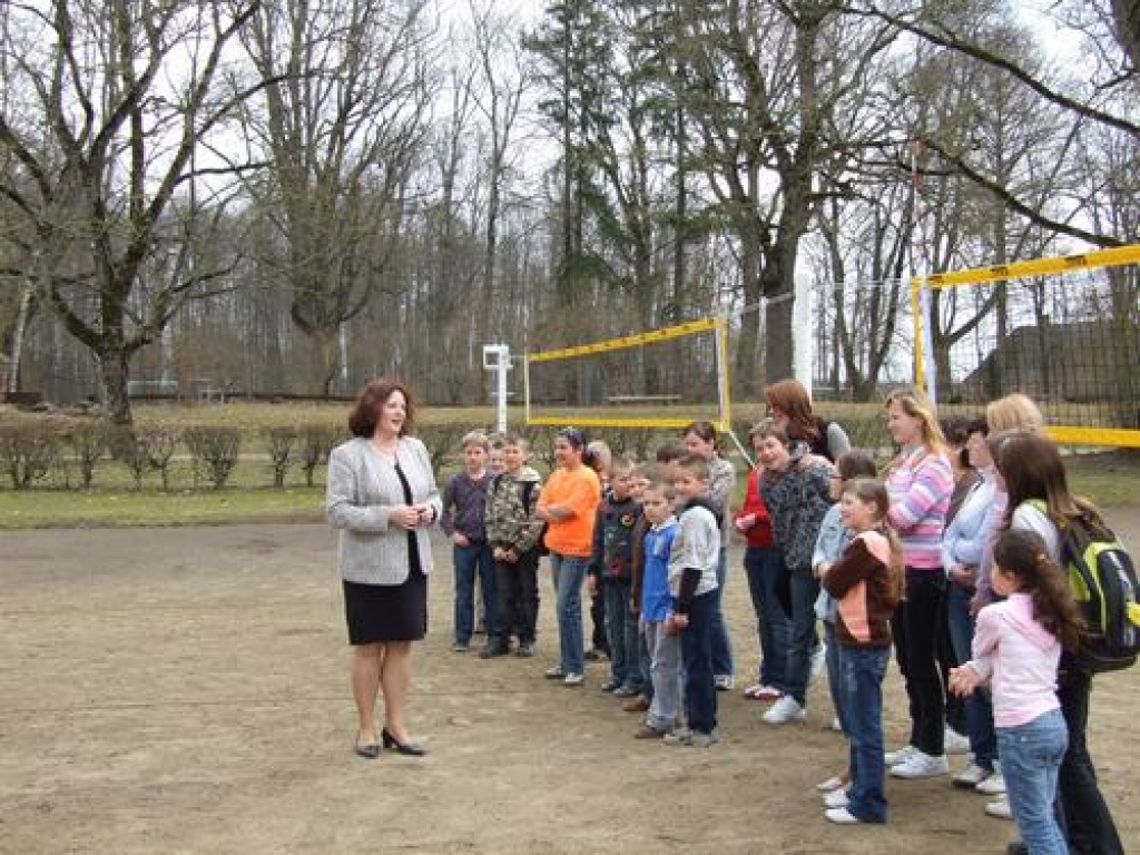Spēlēs, ko gribēs. Par aktīvās atpūtas laukuma izbūvi priecājas Mazzalves pamatskolas skolēni. 