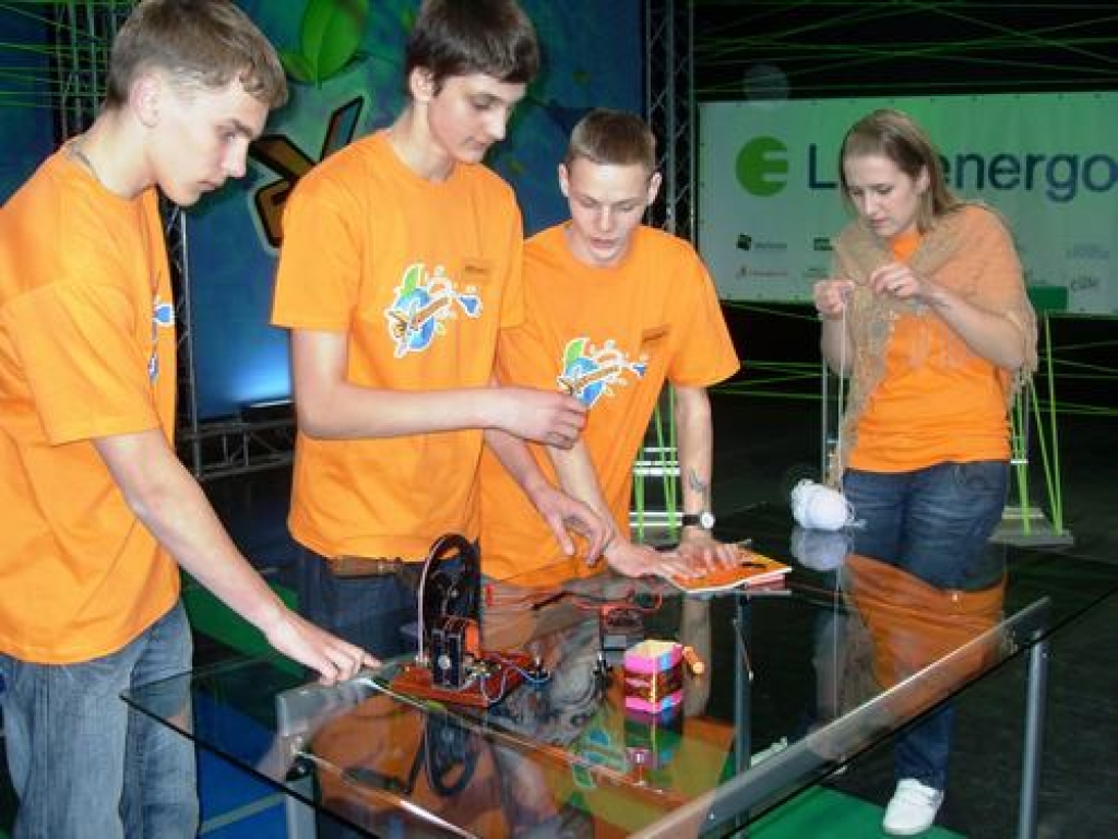 “Paradokss” TV starmešu gaismā. Pērses pamatskolas skolēni Rihards Ziediņš (no kreisās) Pēteris Voikovs, Konstantīns Golovņovs un Gunta Polāne Latvijas Televīzijas studijā konkursa “Experiments” laikā.