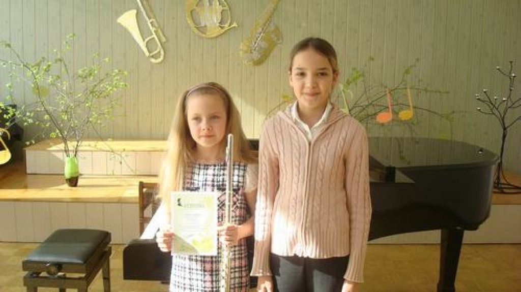 Spēlē ar prieku. Līva Bitnere (no labās) un Asnate Višķere.