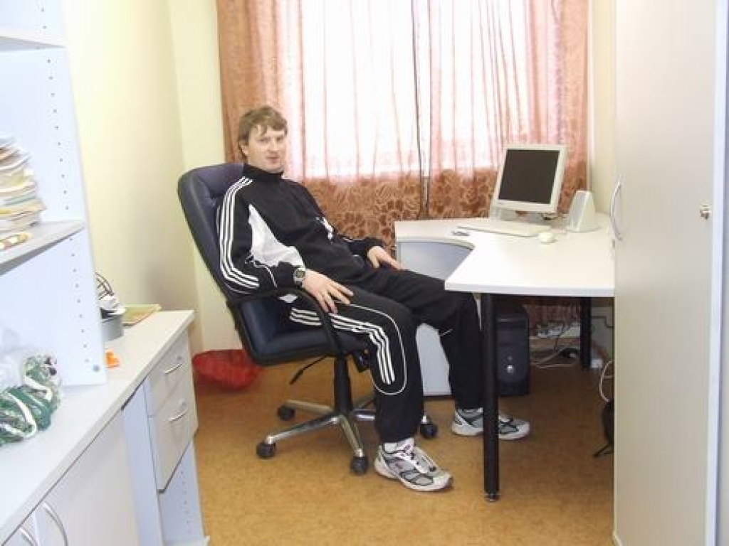 Viss pa rokai. Tagad pašam savs kabinets ir arī sporta skolotājam Agrim Saknei.