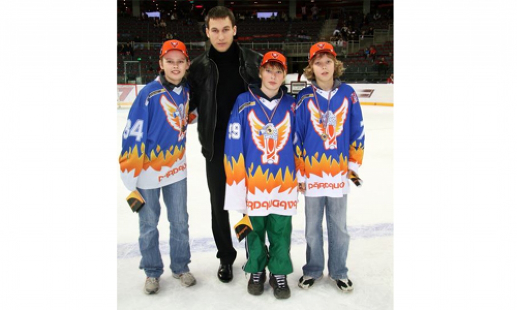 ”Zelta puikas”. Medaļas jaunie hokejisti saņēma ”Arēnā Rīga”. Valters Midegs (no kreisās), Artūrs Prokazjuks un Ritvars Šteinbergs kopā ar trenera asistentu Edžu Kārkliņu. 