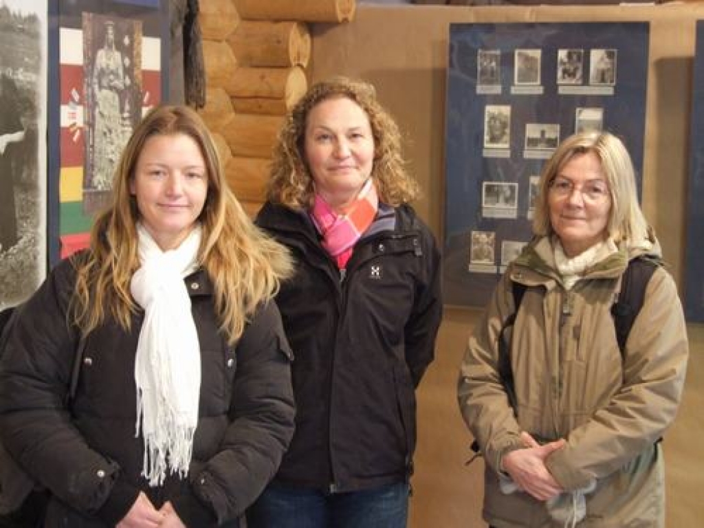 LATVIJĀ PIRMO REIZI. Dānijas skolotājas Jete Hongārda, Gite Sorgentreja un Stine Mikelsena ar interesi apskata ekspozīciju muzejā “Kalna Ziedos”.