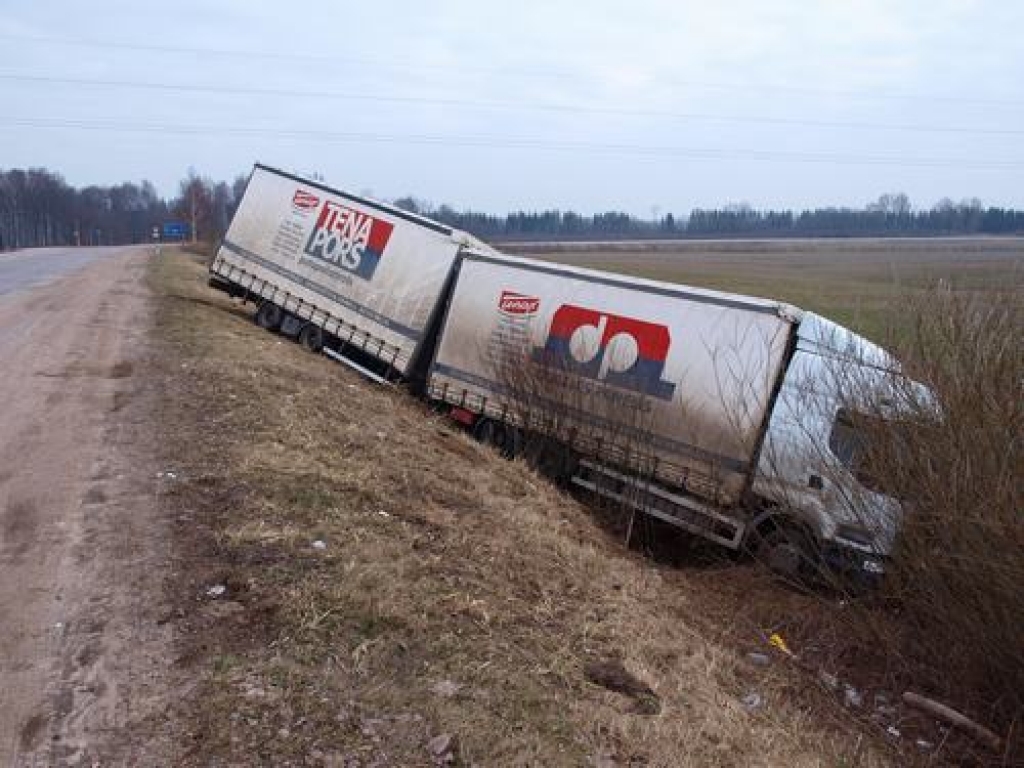 MĪKSTA PIEZEMĒŠANĀS. Kravas auto noripoja no stāvā uzbēruma, taču neapgāzās.