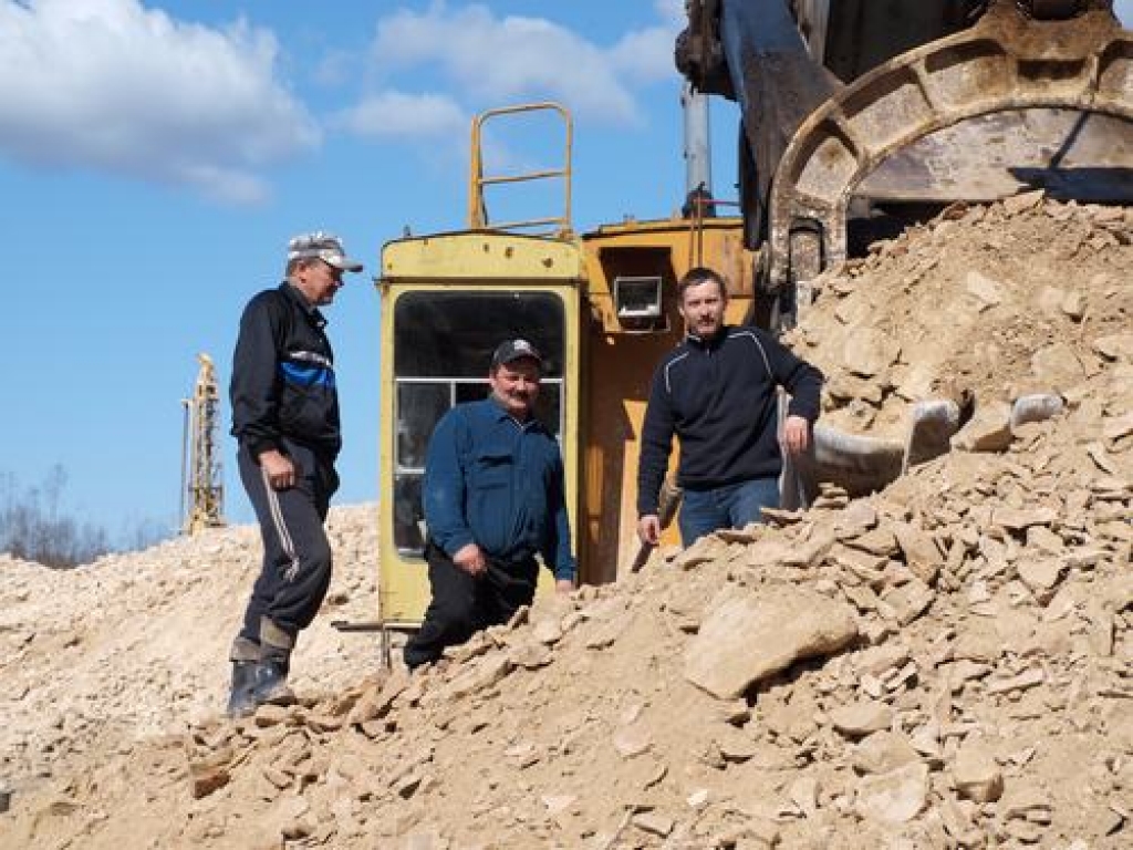 SĀK RAKT. Buldozerists Varis Zenfs (no kreisās) un ekskavatoristi Genādijs Bogdanovičs un Sandis Liepiņš sāk darbu karjerā. 
