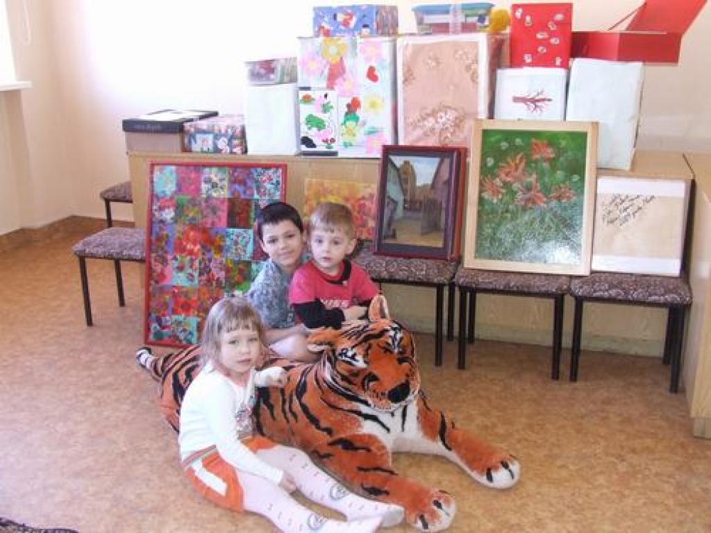 TĪĢERIM JĀIZDOMĀ VĀRDS. Melānija, Jānis un Linards apbrīno svītraino zvēru, kas ir tik mīksts un piemīlīgs.