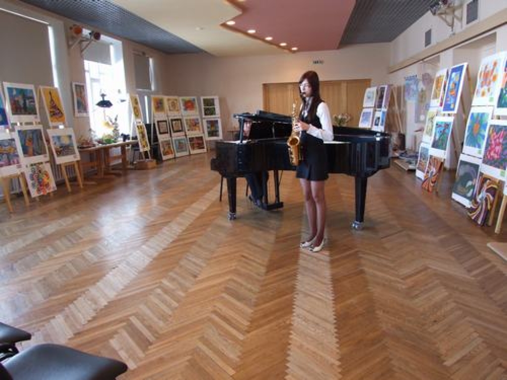 Caur mūziku uz mākslu. Izstādes atklāšanas dienā muzikālu priekšnesumu sniedza P. Barisona Aizkraukles mūzikas skolas audzēkne Aiva Upīte.