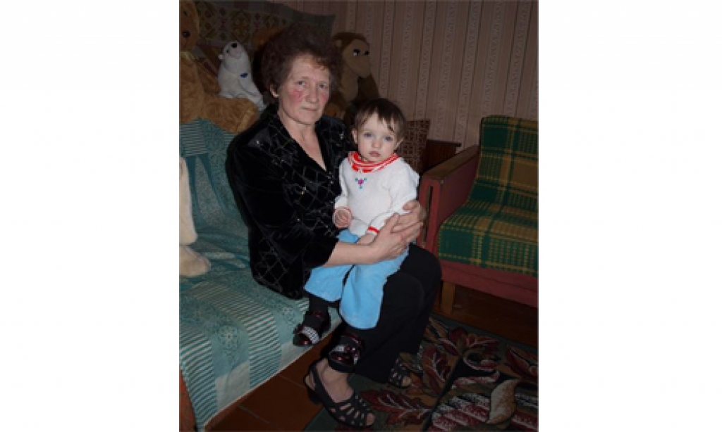 CIEMOS PIE VECMĀMIŅAS. Pie Zinaīdas Daugello ciemojas mazmeita Evelīna.