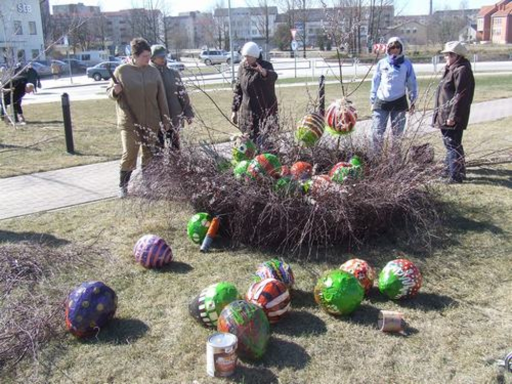 Milzu ligzdā. Lieldienu sveiciens aplūkojams Aizkraukles centrā. 