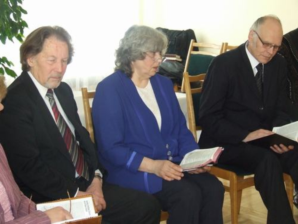 MĪLESTĪBA — par šo tēmu runāja Ilgars Liepiņš (no kreisās), Vija Liepiņa un mācītājs Andrejs Āriņš.   