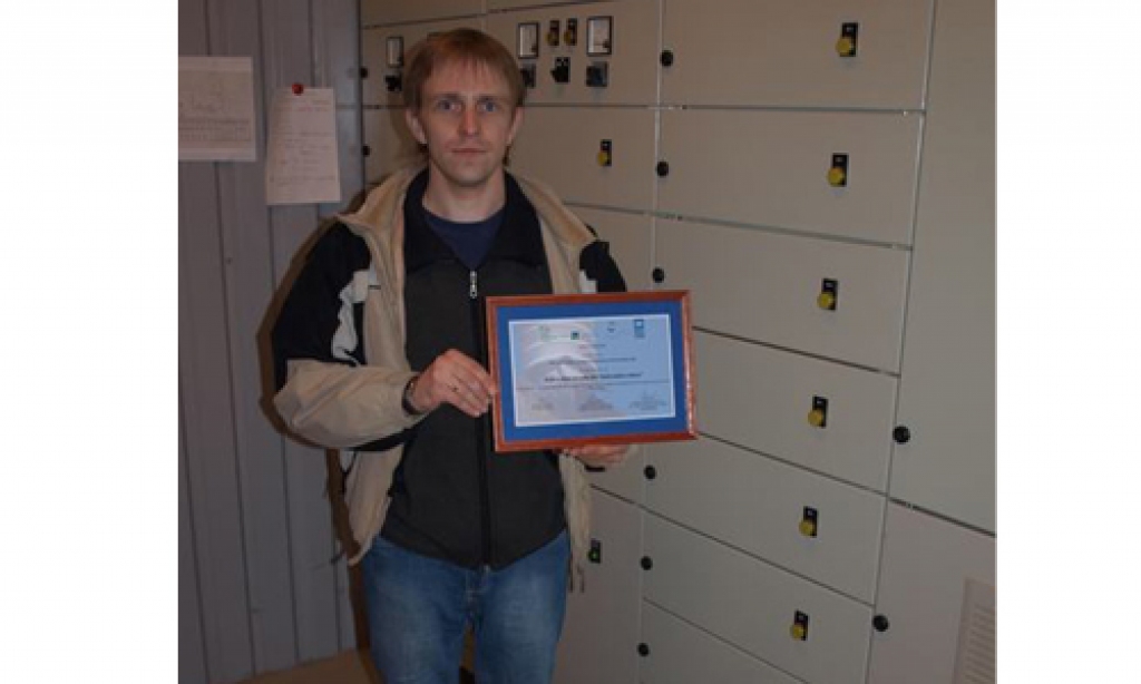 ATZINĪBA. SIA “Aizkraukles ūdens” tehniķis Igors Lapuha rāda atzinības rakstu. Tādu saņēma visi uzņēmumi, kas piedalījās šajā projektā. 