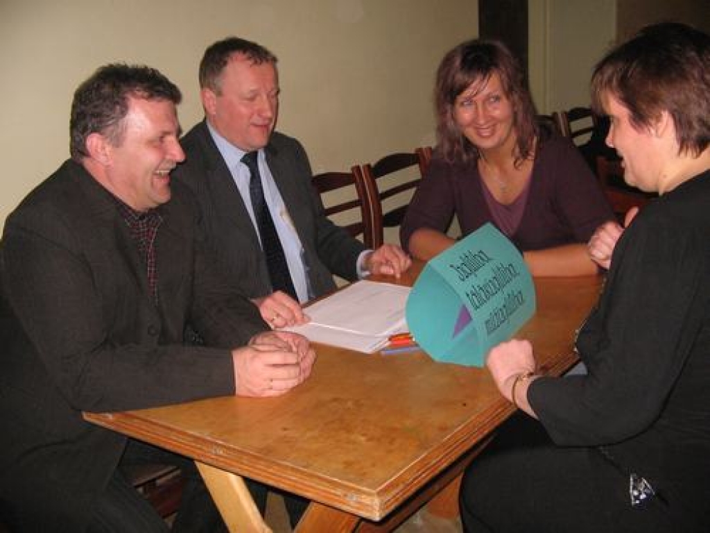 IZGLĪTĪBAI BŪS PRIORITĀTE — optimistiski ir noskaņoti Pļaviņu izglītības iestāžu pārstāvji Jānis Ludbergs (no kreisās), Vladimirs Samohins, Silga Stučka un Vija Miķelsone. 