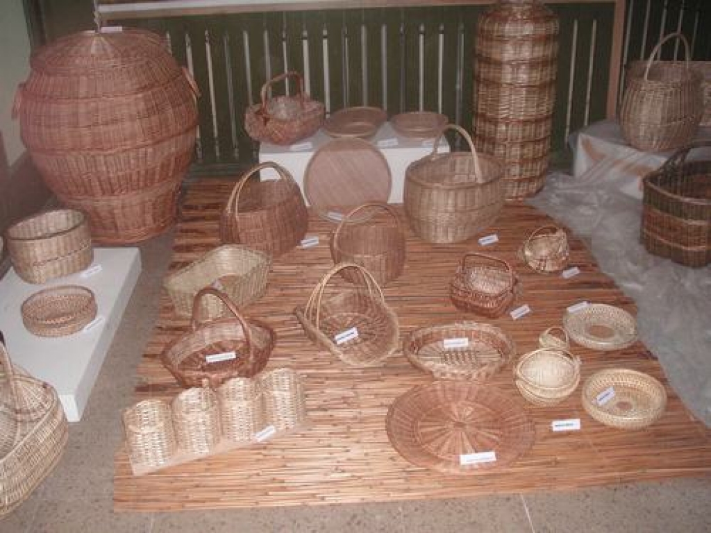 Rokām gatavoti. Izstādē apskatāmi dažādu lielumu pīti grozi, trauki, tīnes.